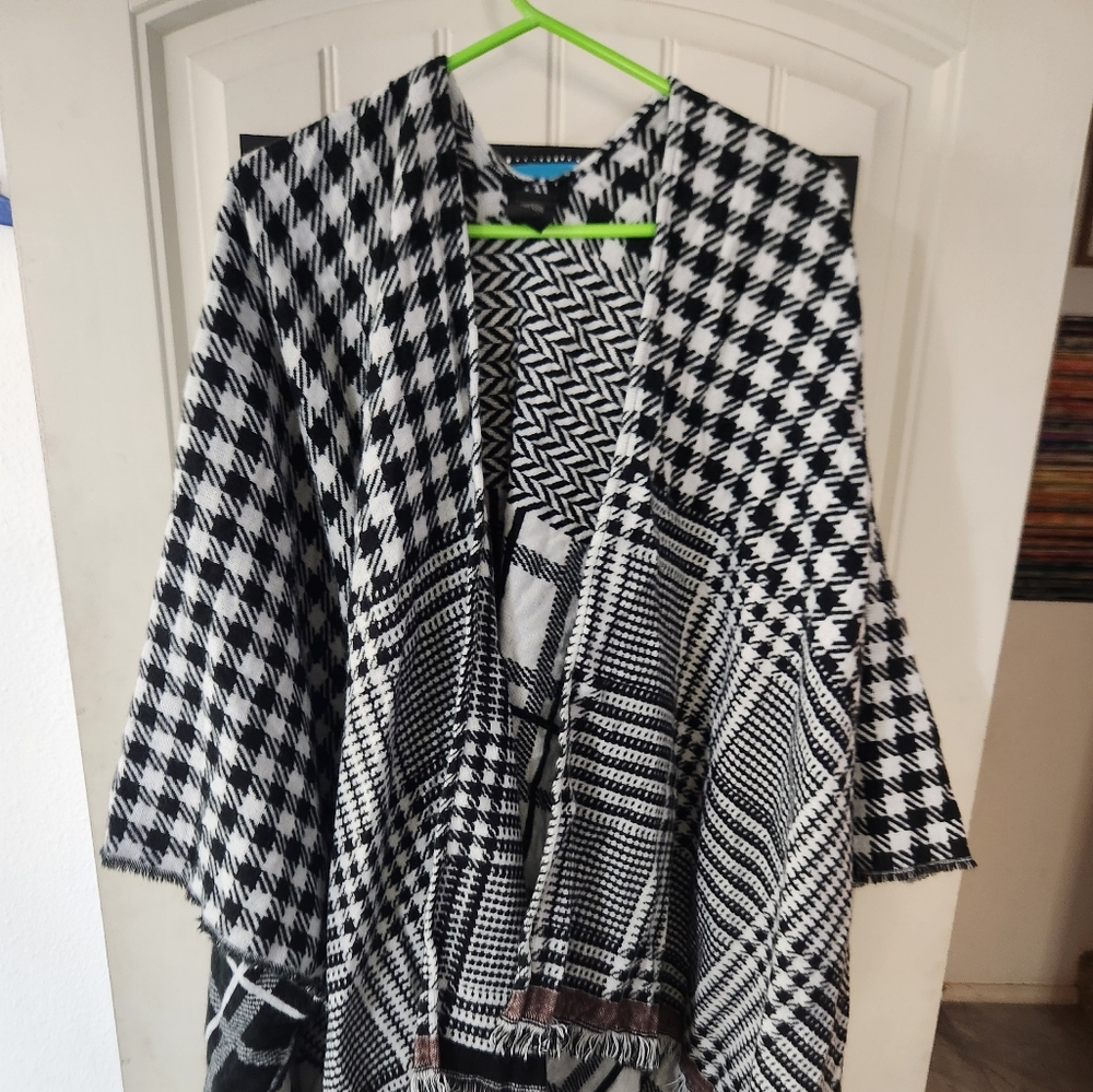 A STEVE MADDEN RUANA/CAPE/KIMONO OSFM PLAID